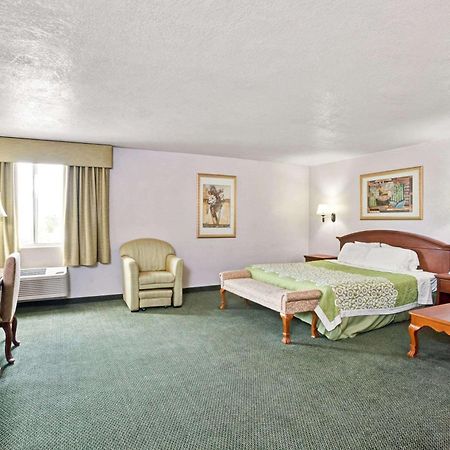 Days Inn & Suites By Wyndham Fullerton Exterior photo
