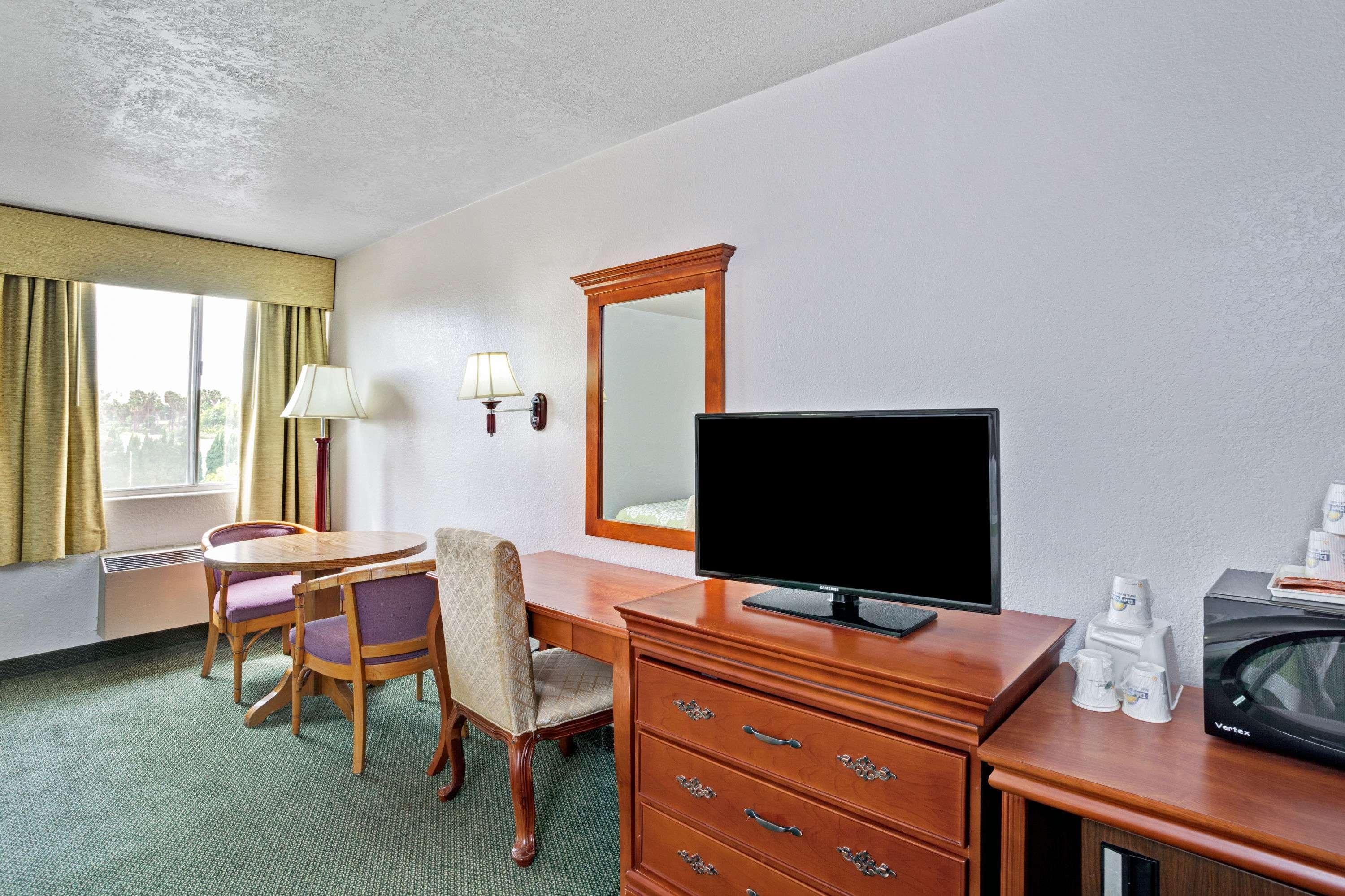 Days Inn & Suites By Wyndham Fullerton Exterior photo