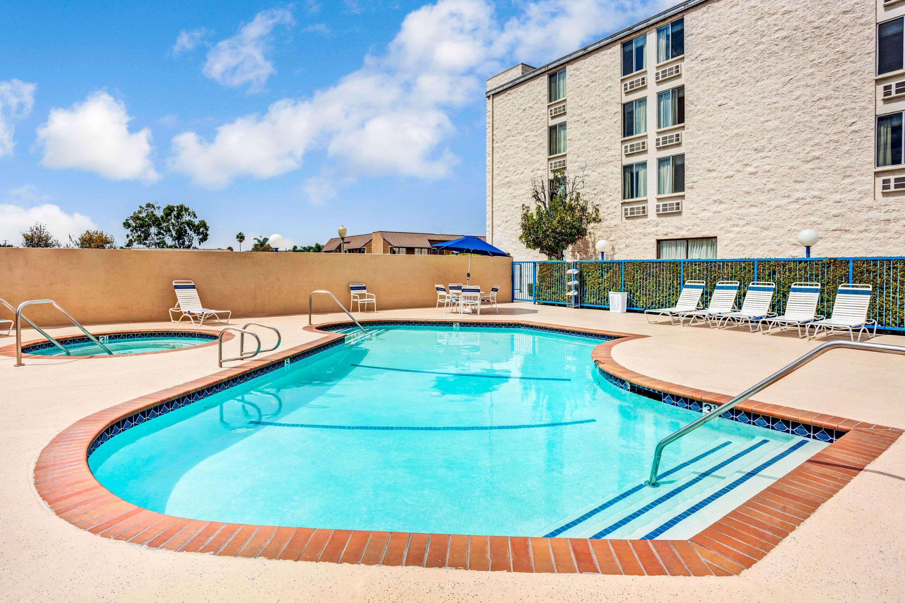 Days Inn & Suites By Wyndham Fullerton Exterior photo
