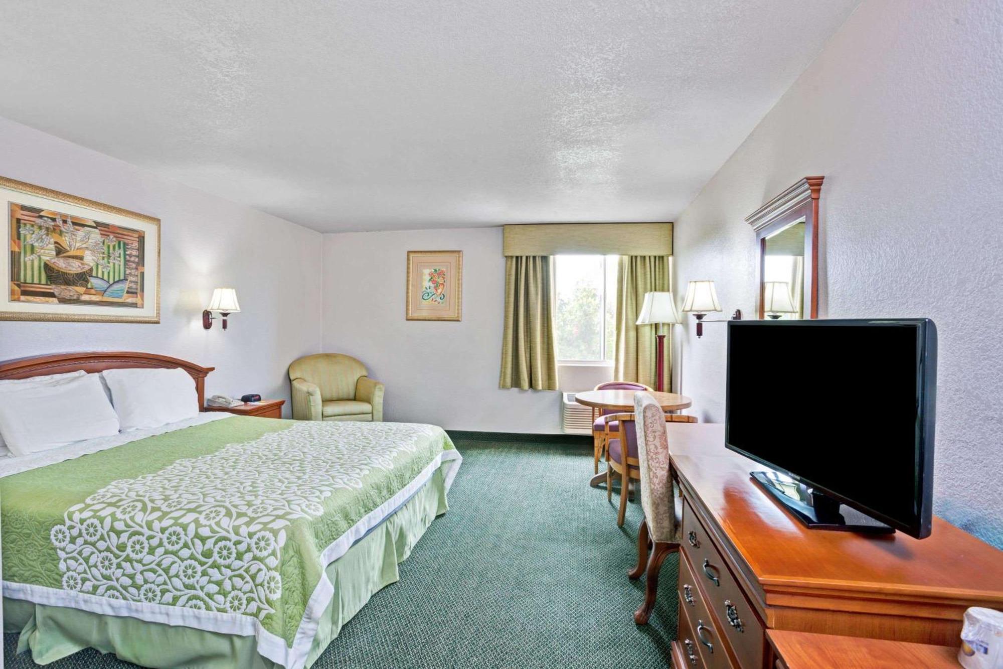 Days Inn & Suites By Wyndham Fullerton Exterior photo