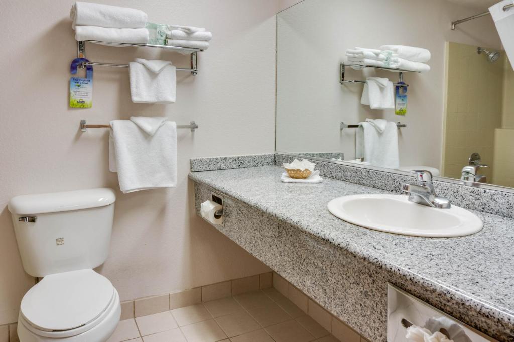 Days Inn & Suites By Wyndham Fullerton Room photo