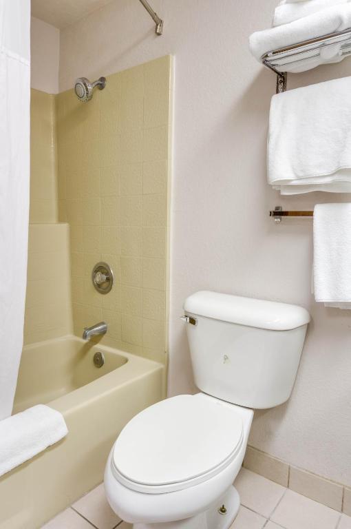 Days Inn & Suites By Wyndham Fullerton Room photo