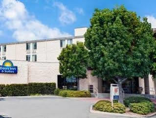 Days Inn & Suites By Wyndham Fullerton Exterior photo