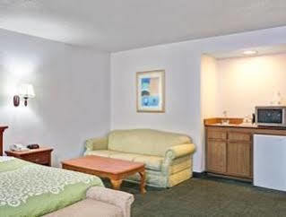 Days Inn & Suites By Wyndham Fullerton Exterior photo