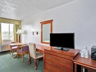 Days Inn & Suites By Wyndham Fullerton Exterior photo